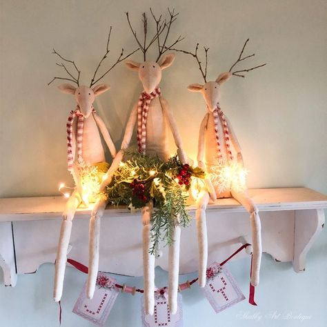 A Christmas night tour in the craft room at Shabby Art Boutique - Tilda reindeers Tilda Reindeer Pattern, Christmas Tilda Dolls, Tilda Christmas Decorations, Tilda Christmas, Merry Christmas My Friend, Natal Natural, Maileg Christmas, Shabby Art Boutique, Christmas Living Room