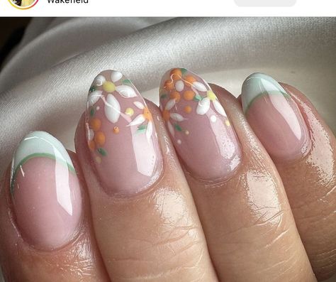 Spring Boho Nails, Vintage Floral Nails, Spring Wedding Nails For Guest, Spring Natural Nails, Wildflower Nail Art, Neutral Floral Nails, Boho Spring Nails, Floral Pedicure, Nude Floral Nails