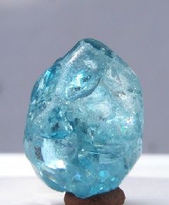 Sky-blue Zircon from Lam Dong Province, Vietnam. Pretty Rocks, Beautiful Rocks, Mineral Collection, Minerals And Gemstones, Rocks And Gems, Blue Zircon, Precious Gems, Gems And Minerals, Crystal Stone