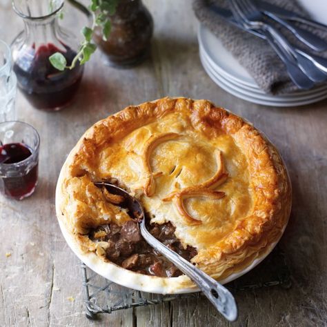 Make a change from beef by trying this delicious venison pie, full of classic bourguignon flavours Venison Pie, Cooking Venison Steaks, Steak And Kidney Pie, Beef Pie, Steak Pie, Deer Recipes, Beef Pies, Deer Meat, Beef Cheeks