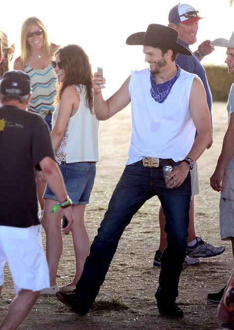 Pin for Later: The 46 Best Celebrity Music Festival Moments of All Time Ashton Kutcher and Mila Kunis — Stagecoach 2014 Music Festival Outfits Men, Stagecoach Outfits, Mila Kunis And Ashton Kutcher, Mila Kunis Ashton Kutcher, Stagecoach Outfit, Country Music Festival Outfits, Stagecoach Festival, Festival Outfits Men, Secret Wedding