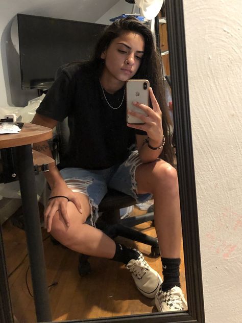 Tomboy Selfie, Tomboy Pictures, Tomboy Party Outfit Style, Tomboy Lesbian Style, Masc Outfit Ideas For Women, Tomboy Girlfriend, Stem Lesbian Outfit Ideas, Tomboy Women, Gay Women Outfits