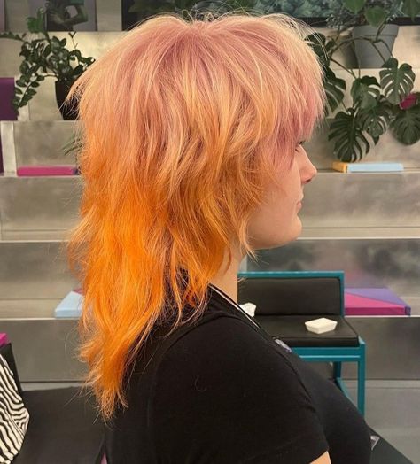 Scorpion Mullet Women, Scorpion Mullet, Mullet Shag Hairstyle Women, Hayley Williams Hair, Funky Haircuts, College Hairstyles, Shaggy Long Hair, Medium Shag Haircuts, Hair Color Underneath