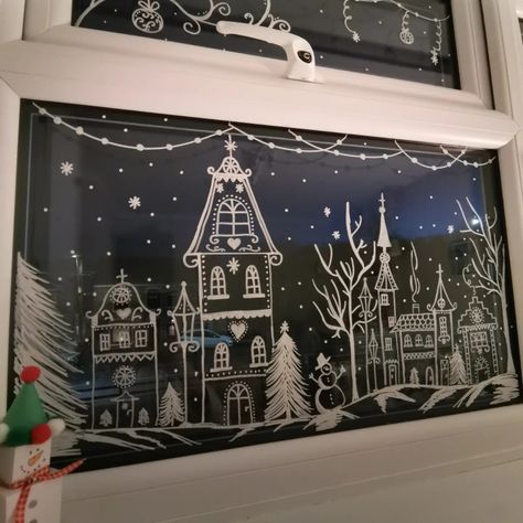 Chalk Windows Christmas, House Chalkboard Ideas, Christmas Window Art Template, White Chalk Window Art Christmas, Chalk Marker Window Christmas, Winter Window Chalk Art, Christmas Painting Window, Christmas Village Window Painting, Chalk Window Art Christmas