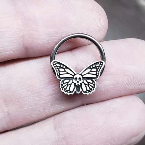 IMPORTANT (size & measuring guide): https://metallotus.com/blogs/body-jewelry/how-to-measure-your-piercing Handmade one at a time out of niobium and tarnish-resistant sterling silver - completely nickel free. This 16 gauge skull butterfly captive bead ring works well for septum, daith, conch and helix piercings. The hoop is made out of pure, unalloyed niobium, and the captive bead is made out of Argentium silver that has been carefully antiqued then given a hand-brushed finish to highlight the b Butterfly Septum, Cute Septum Rings, Moon Phase Jewelry, Captive Bead Ring, Septum Piercing Jewelry, Daith Earring, Skull Butterfly, Daith Jewelry, Helix Piercings