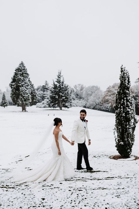 Snowy wedding at Hedsor House country house wedding venue with the bride and groom walking through the winter landscape Winter Wedding Photo Ideas, Winter Beach Wedding, Black Tie Winter Wedding, Snowy Winter Wedding, Winter Wedding Photography, Hedsor House, Outdoor Winter Wedding, Shooting Couple, Fishtail Wedding Dress