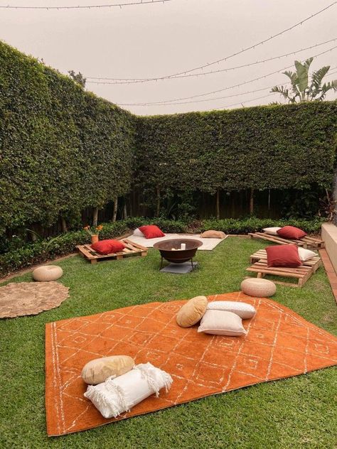 Picnic Backyard Ideas, Backyard Blanket Seating, Outdoor Kickback Party, Ground Seating Outdoor Party, Large Picnic Ideas, Boho Backyard Picnic, Relaxed Garden Party, Park Bbq Party, Outdoor Event Seating