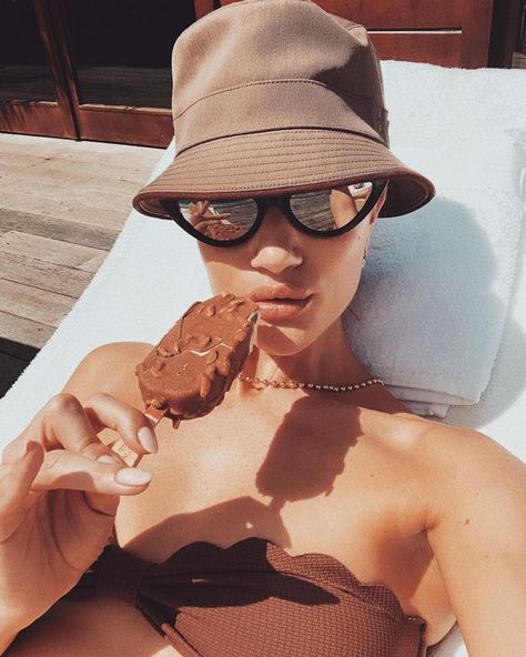 Summer Hairstyles: Rosie Huntington-Whiteley wearing bucket hat Bucket Hat With Short Hair, Bucket Hat Short Hair, Mermaid Perfume, Long Shag, New Short Hairstyles, Cheap Swimsuits, Hairstyle Tutorials, Swimwear Store, Wedding Guest Hairstyles