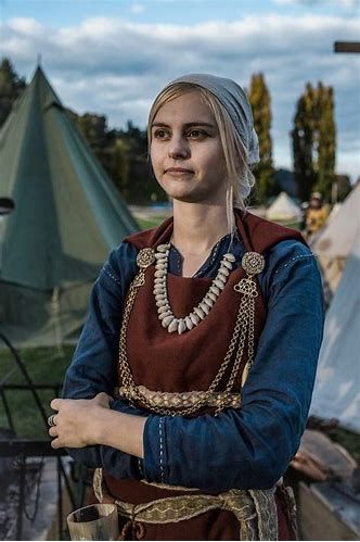 finnish iron age peplum - Bing images Iron Age Finnish Clothing, Traditional Finnish Clothing, Iron Age Clothing, Anglo Saxon Clothing, Finnish Clothing, Norse People, Viking Garb, Aged Clothing, Medieval Garb