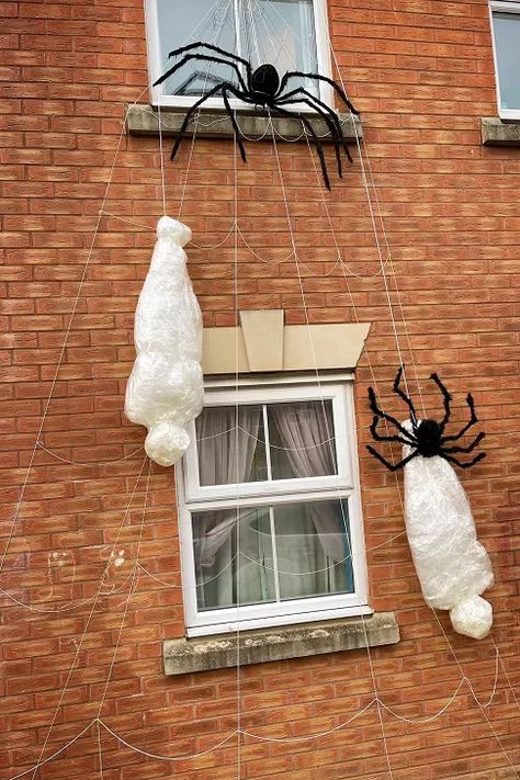 How to make a Dead Body For Halloween | Munchkins Planet Halloween Decorations For Fence, Halloween Wall Ideas, Fake Dead Body Halloween Diy, Dead Body Halloween Decoration, Spider On Roof Halloween, Diy Hanging Corpse, Spider Web Trash Bag Diy, Coffin Decoration, Door Halloween Decorations