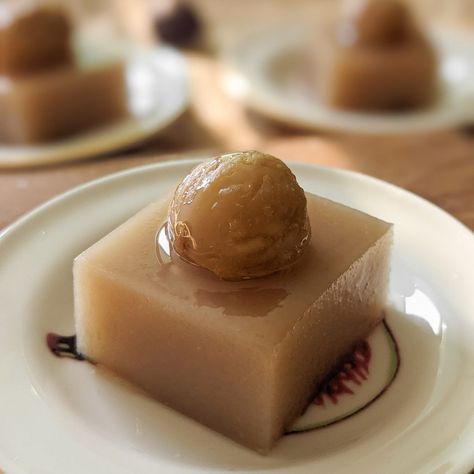 An easy recipe for vegan mizu yokan (kuri). A traditional Japanese dessert made a bit differently (with chestnut puree). Quick and easy. Mizu Yokan, Chestnut Puree, Chestnut Recipes, Vegan Japanese, Japanese Food Traditional, Japanese Desserts, Japanese Dessert, Vegan Kitchen, Japanese Snacks