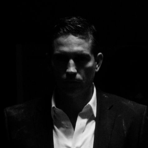 John Reese Person Of Interest, Person Of Interest Wallpapers, Frank Underwood, John Reese, Dark Triad, Characters Inspiration, Man In A Suit, Sun Rising, Jim Caviezel