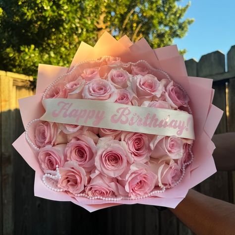 25ct pink roses 🍰🎀💗 #pink #coquette #pinkroses #birthdaybouquet #pinkbouquet #ramoderosas #ramo #ramobuchon #rosita 25 Roses Bouquet, Birthday Ramo, Gifts Bouquet, Quinceanera Bouquet, Rose Flower Arrangements, Luxury Flower Bouquets, Birthday Bouquet, Bouquet Gift, Red Rose Bouquet