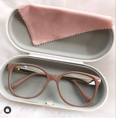 Clear Glasses Frames Women, Glasses Women Fashion Eyeglasses, Cute Glasses Frames, Glasses Frames Trendy, Classy Glasses, Fancy Glasses, Glasses For Your Face Shape, Eyeglasses Fashion, Glasses Trends