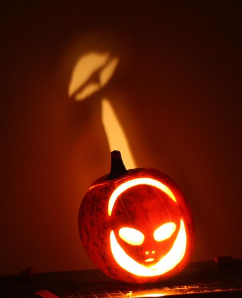 Pumpkin Painting Contest, Alien Pumpkin, Halloween Party Inspo, Pumpkin Inspo, Halloween Core, Cool Alien, Scary Alien, Cute Pumpkin Carving, Alien Makeup