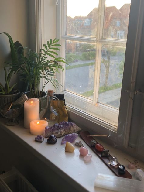 Boho Window Sill Decor, Crystal Windowsill, Witchy Windowsill, Crystals On Windowsill, Crystal Alter Aesthetic, Crystal Altar Aesthetic, Spiritual House Decor, Windowsill Altar, Windowsill Decor Ideas