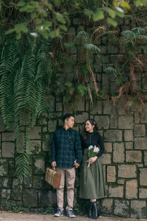 Prenup Photoshoot Ideas For Shy Couple, Green Outfit Couple, Garden Prewedding, Garden Couple Photoshoot, Shy Couple Poses, Retro Poses, Prenup Poses, Prewed Casual, Prenup Outfit