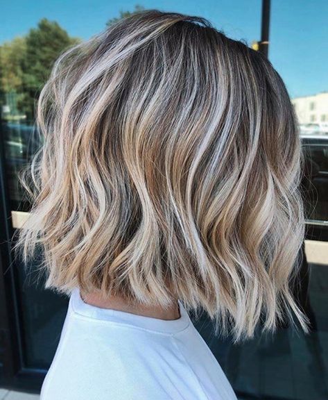 Brown With Babylights Blonde, Short Hair Brown And Blonde Highlights, Curly Bob Hair Color Ideas, Short Hair Styles Blonde Highlights, Bob Haircut With Highlights Blonde Color, Short Blonde Babylights, Short Bob With Blonde Highlights, Brown Highlighted Bob, Shaggy Bob Shoulder Length