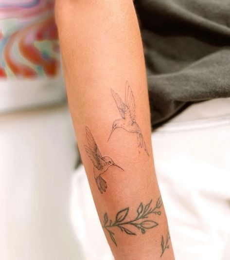 Hummingbird Tattoo Ideas, Bird Tattoo Sleeves, Hummingbird Tattoos, Tiny Titans, Fineline Tattoo, Flower Wrist Tattoos, Hummingbird Tattoo, Classy Tattoos, Discreet Tattoos