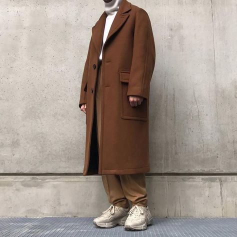 Brown Overcoat Men, Brown Trench Coat Outfit, Brown Overcoat, Long Coat Outfit, Highsnobiety Fashion, Brown Trench Coat, Overcoat Men, Trench Coat Outfit, Aesthetic Outfits Men