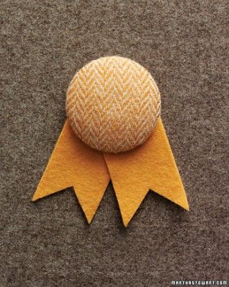 Tweed-Covered Boutonniere Diy Button Crafts, Boutonnieres Wedding, Wedding Couple Pictures, Young Wedding, Preppy Wedding, Striped Wedding, Diy Buttons, Boutonniere Wedding, Martha Stewart Weddings