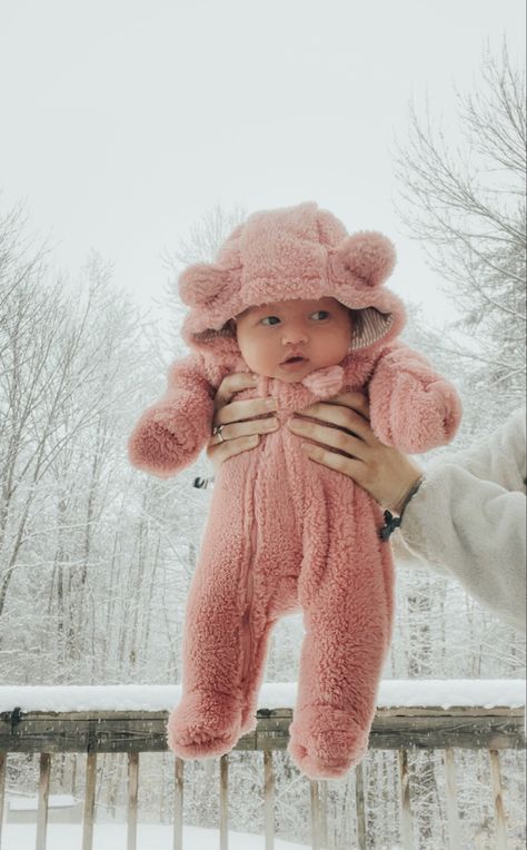 Baby Snow Pictures Photo Ideas, Baby Snow Photoshoot, Babygirl Photoshoot Ideas, Snow Baby Pictures, Baby Holiday Photos, January Baby, Snow Photoshoot, Baby Snow, Monthly Baby Pictures