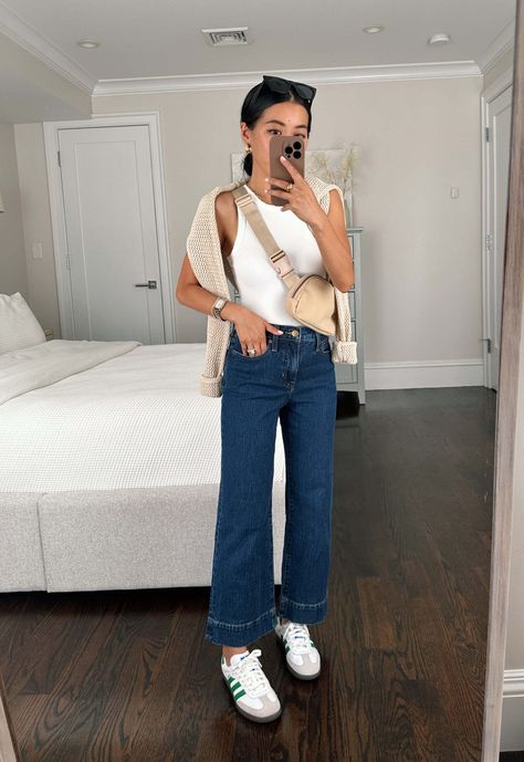 Styling Jeans And Sneakers, Casual Jean Sneaker Outfit, Ankle Jeans Outfit Sneakers, Cropped Jeans Sneakers Outfit, Crop Wide Jeans Outfit, Dark Jeans Summer Outfit, Wide Leg Jeans Outfit Tennis Shoes, Straight Jeans Sneakers, Wide Leg Sneakers Outfit