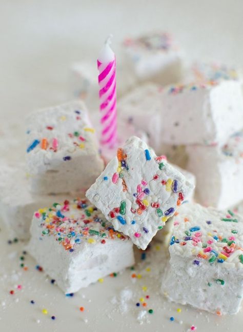 Party Recipe: Birthday Cake Marshmallows with Sprinkles Homemade Marshmallow Recipe, Funfetti Cupcakes, Flavored Marshmallows, Sprinkles Recipe, Colored Sugar, Recipes With Marshmallows, Homemade Marshmallows, Funfetti Cake, Köstliche Desserts