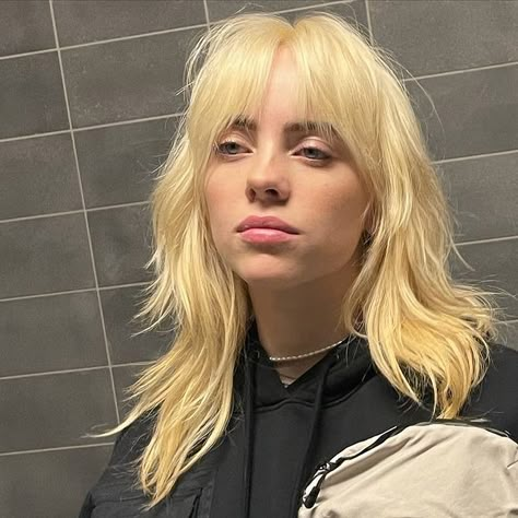 BILLIE EILISH (@billieeilish) • Fotos e vídeos do Instagram Makijaż Smokey Eye, Fav Celebs, Jennifer Aniston, Billie Eilish, Hair Looks, Hair Goals, New Hair, Hair Inspo, Hair Inspiration