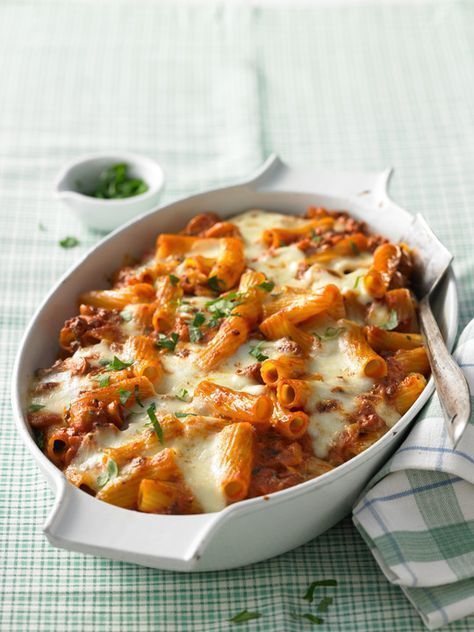 Rigatoni al forno, ein schönes Rezept aus der Kategorie Pasta. Bewertungen: 63. Durchschnitt: Ø 4,5. Rigatoni Pasta Recipes, Baked Rigatoni, Salad Pasta, Eating Organic, Evening Meals, Rigatoni, Noodle Recipes, Tortellini, Cooking Dinner