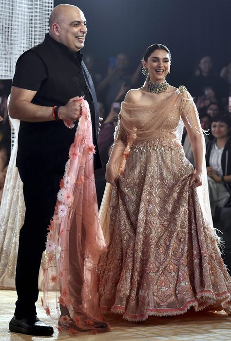 Aditi Rao Hydari Dresses, Aditi Rao Hydari Padmavati, Aditi Rao Hydari Outfits, Aditi Rao Hydari Lehenga, Aditi Rao Hydari Indian Outfits, Aditi Rao Hydari Indian, Tarun Tahiliani Lehenga, Tarun Tahiliani Bridal, Asian Wedding Dress Pakistani