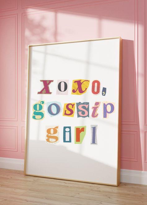 Gossip Girl Poster, Gossip Girl Poster Aesthetic, Gossip Girl Art, Gossip Girl Movie Poster, Xoxo Gossip Girl Wallpaper, Gossip Girl Aesthetic, Cute Scrapbooks, Painting Of Girl, Redecorate Bedroom