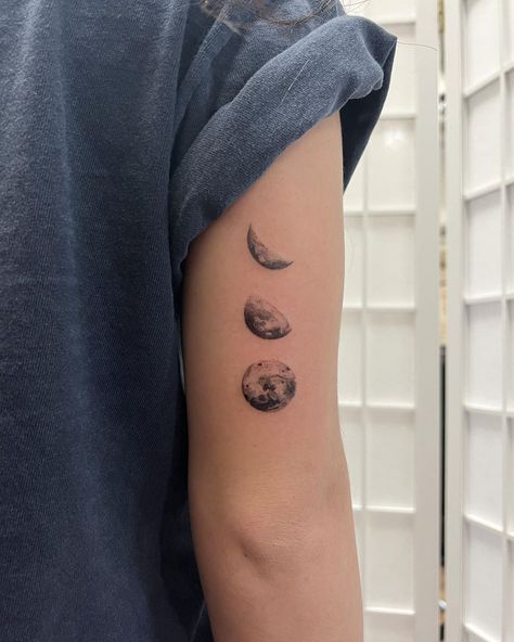 Birthday Moon Tattoo, Lunar Eclipse Tattoo, Waxing Gibbous Moon Tattoo, Moon Shoulder Tattoo, Tattoo With Moon, Eclipse Tattoo, Matching Bff Tattoos, Luna Tattoo, Circular Tattoo