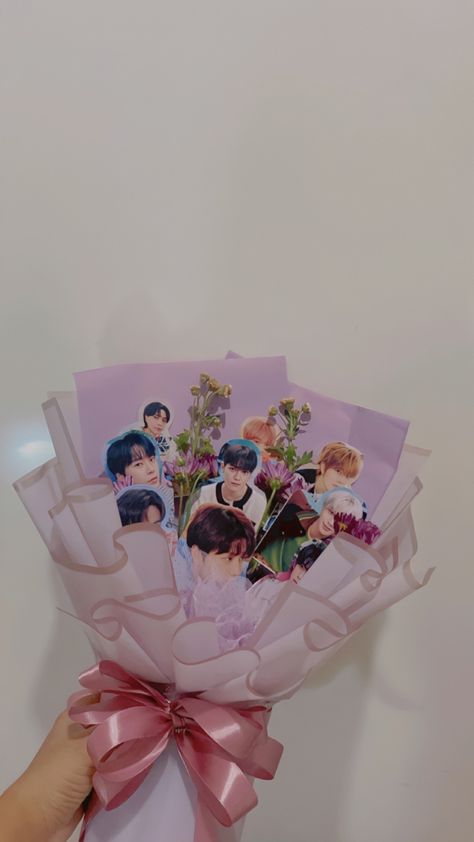 #nct #nct127 #nctbouquet #bouquet #kpop #kpopcollection Bouquet Of Photocard, Pc Bouquet Kpop, Gifts For Kpop Friends, Kpop Bouquet Ideas, K Pop Gifts Ideas, Buket Photocard, Bt21 Bouquet, Kpop Flower Bouquet, Bts Flower Bouquet