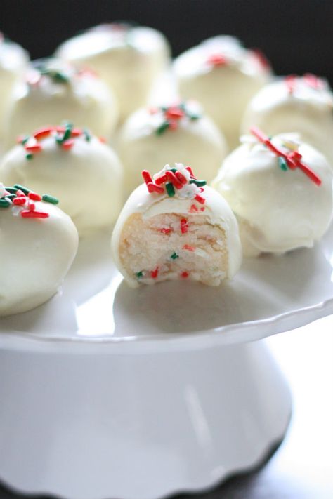 Christmas Funfetti Cake Batter Truffles Christmas Funfetti Cake, Movie Countdown, Cake Batter Truffles, Movies Christmas, Christmas Truffles, Resepi Biskut, Delicious Christmas Desserts, Best Christmas Desserts, Cake Ball