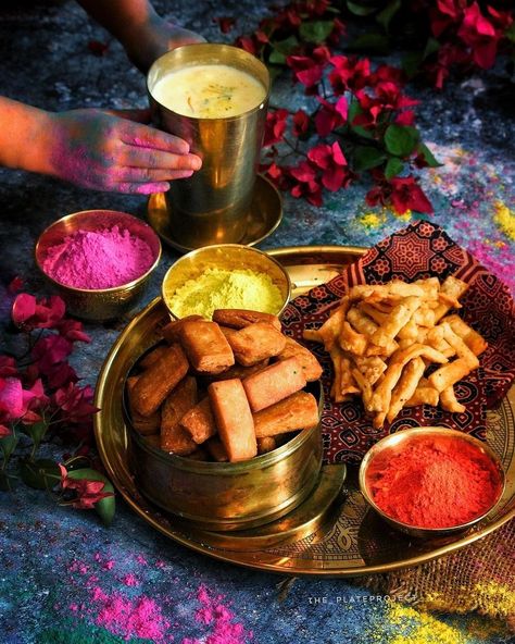 Holi colors, gulal with bowls filled with crunchy snacks and glasses of thandai! Holi Aesthetic Pictures, Holi Snacks, Holi Food, Holi Aesthetic, Creative Healthy Snacks, Holi Sweets, Diwali Photoshoot, Holi Pictures, Holi Party