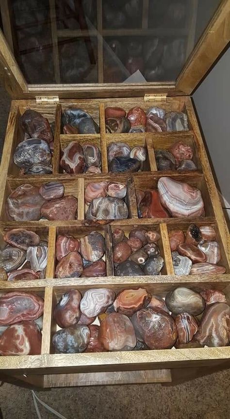 End table/agate display Agate Display Ideas, Display Rock Collection, Rock Storage, Agate Display, Rock Collection Display, Rock Display, Corkboard Ideas Decor, Agate Rocks, Rocks And Fossils