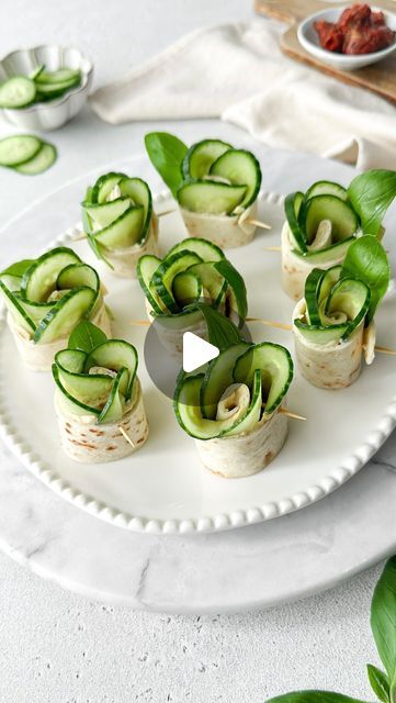 Tortilla Snacks, Lunch Ideas For Guests, Hummus Appetizers, Cucumber Appetizers, Tortilla Pinwheels, Rolled Sandwiches, Tortilla Rolls, Basil Leaf, Dessert Bites