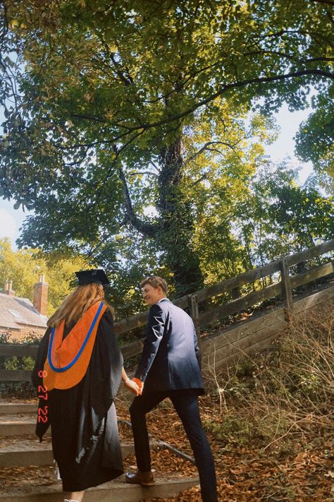 University Boyfriend Aesthetic, Couple At Graduation, Graduation Pic With Boyfriend, Graduation Photography Couples, University Couple Aesthetic, Convocation Aesthetic, Graduation Picture Poses With Boyfriend, Graduation Couple Aesthetic, Uni Graduation Aesthetic