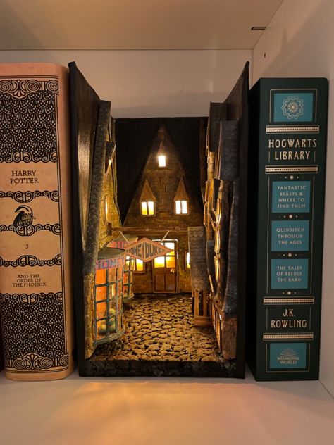 Binerlay Book Nook, Books Nook Ideas, Simple Book Nook Ideas, The Hobbit Book Nook, Diy Book Nook Harry Potter, Harry Potter Nook Book, Bookshelf Harry Potter, Cardboard Book Nook, Cute Book Nooks