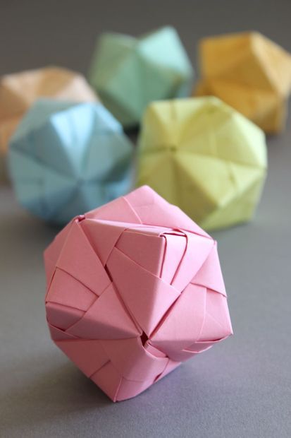 Picture of DIY Origami Ball Sonobe Style in pastell Origami Kutu, Diy Origami Home, Diy Origami Home Decor, Origami Decor, Origami Home Decor, Carton Diy, Dollar Origami, Origami Ball, Origami For Beginners