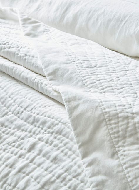 Quilted Bedspreads Modern, Coverlets Bedding Ideas, White Quilted Bedspread, Coverlet Bedding Ideas, White Quilt Bedroom Ideas, Cottagecore Dorm, Linen Coverlet, White Quilt Bedding, White Coverlet