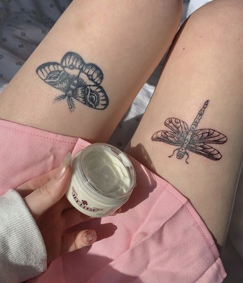 Tattoos Above The Knee, Bold Line Tattoo, Above The Knee Tattoos Women, Above Knee Tattoos Women, Tattoo Ideas Geometric, Over The Knee Tattoo, Knee Tattoo Ideas, Above The Knee Tattoo, Above Knee Tattoo