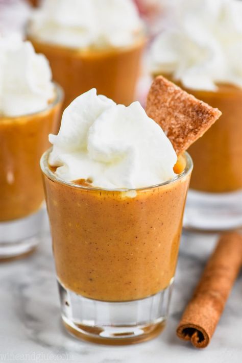 These Pumpkin Pie Pudding Shots are the best little bit of grown up dessert you could ask for, and even better they are SUPER easy! Pumpkin Shots, Pumpkin Pie Pudding Shots, Pumpkin Pie Pudding, Pumpkin Board, Whipped Cream Pie, Pudding Shot Recipes, Shake Drink, Thanksgiving Cocktail, Puding Roti