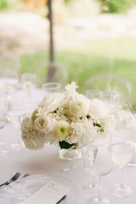 The Best Hydrangea Centerpieces for Your Wedding Reception Ranunculus Centerpiece, Hydrangea Centerpiece Wedding, Hydrangea Centerpieces, Short Centerpieces, Wedding Reception Tables Centerpieces, Wedding Luncheon, White Floral Centerpieces, Pink Centerpieces, Hydrangea Centerpiece