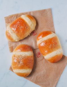 Coconut Buns (Cocktail Buns), 鸡尾包 by thewoksoflife.com Chinese Cocktail, Roast Pork Bun, Coconut Buns, Milk Bread Recipe, Pineapple Bun, Bread Food, Pork Buns, Bread Bun, Bun Recipe