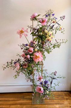 Wedding Ceremony Trees Indoor, Flower Plinth Wedding, Modern Floral Arrangements Wedding, Modern Wedding Flower Arrangements, Floor Flowers Wedding, Wedding Flower Installations, Standing Floral Arrangements, Floor Flower Arrangements Wedding, Flower Tower Wedding