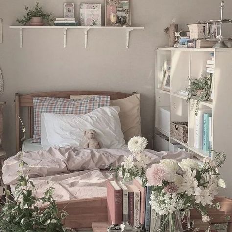 Feminine Bedroom Elegant, Pink And Green Room, Small Room Inspo, Small Room Makeover, Cute Coquette, Coquette Pink, Green Room, Pretty Bedroom, Pretty Room