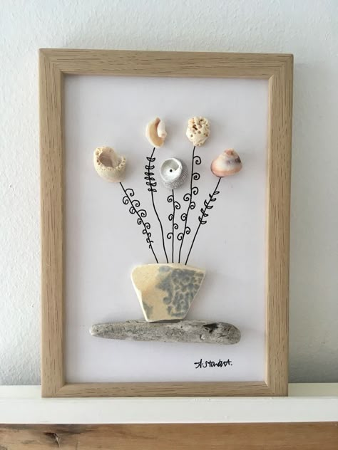 Sea Pebble Art, Flower Pebble Art Ideas, Shell Pictures Art, Diy Nature Art, Sea Pottery Art, Seashell Decor Ideas, Shell Art Projects, Craft Design Ideas, Shell Pictures