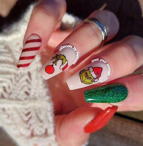 The Gringe Christmas Nails, The Grinch Christmas Nails Acrylic, Grinch Christmas Acrylic Nails, Xmas Nails Grinch, Christmas Nails Designs Green, Christmas Nail Art Grinch, Simple Grinch Nails Acrylic, Grinch Almond Nails, Cute Grinch Nails